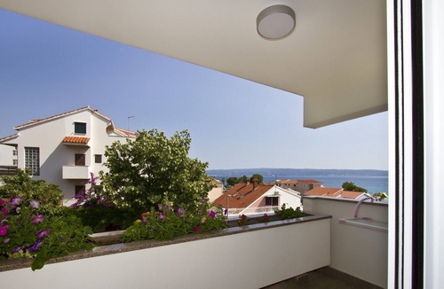 Podstrana Apartment | Spacious 110 m2 apt with terrace and garden, just 30m from the beach