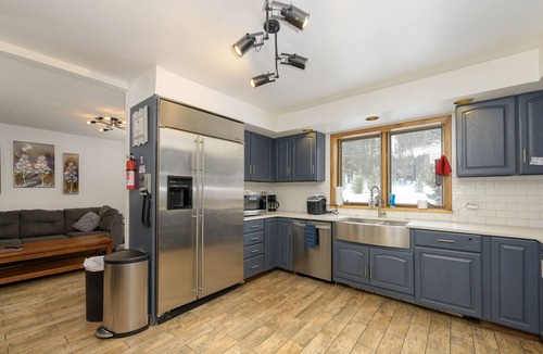 Fraser Ski Chalet | Spacious 11BR/8BA Mountain Chalet/Stunning Views/Walk to Free Ski Bus