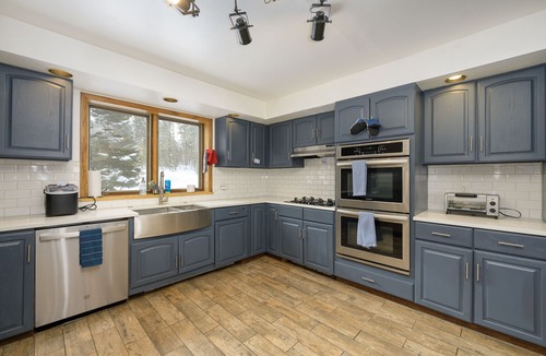 Fraser Ski Chalet | Spacious 11BR/8BA Mountain Chalet/Stunning Views/Walk to Free Ski Bus