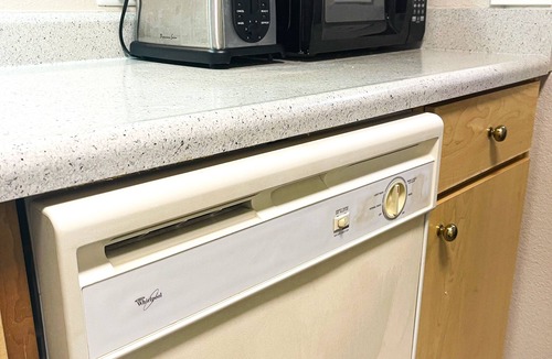 Centennial Apartment | Spacious 1B w/Parking!