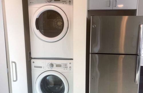 Hollywood District Apartment | Spacious 1B w/Patio