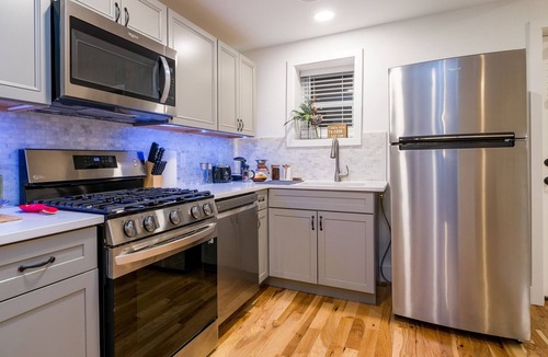 Corn Hill Apartment | Spacious 1Bd in Cornhill+Parks.+Waterfall+Bars
