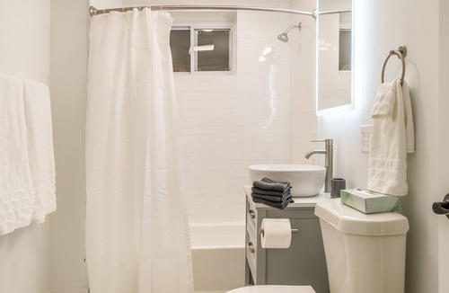 Corn Hill Apartment | Spacious 1Bd in Cornhill+Parks.+Waterfall+Bars