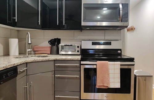 Rittenhouse Row Apartment | Spacious 1BD With Balcony