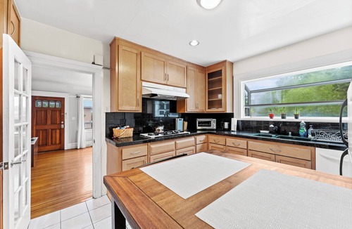 Sunnyside House | Spacious 1BR/1BA Guest Suite with Kitchen +Parking