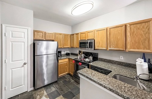 Texas Medical Center Apartment | Spacious 1br 1ba walking distance to MD Anderson & TMC Hospitals + Lift Recliner
