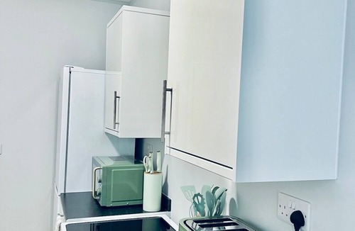 Wainscot Apartment | Spacious 1BR Apt with balcony in Strood-Rochester