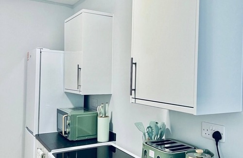 Wainscot Apartment | Spacious 1BR Apt with balcony in Strood-Rochester