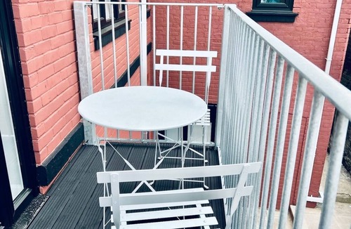 Wainscot Apartment | Spacious 1BR Apt with balcony in Strood-Rochester