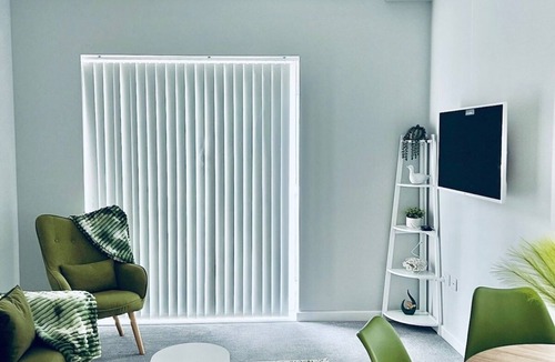 Wainscot Apartment | Spacious 1BR Apt with balcony in Strood-Rochester