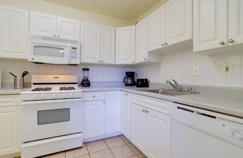 Aurora Highlands Apartment | Spacious 1BR+Den | Steps from Pentagon City