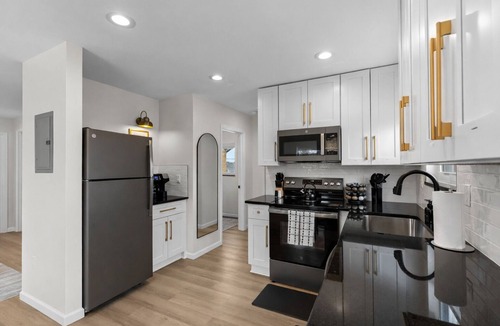 Eastpointe Apartment | Spacious 1BR End Unit