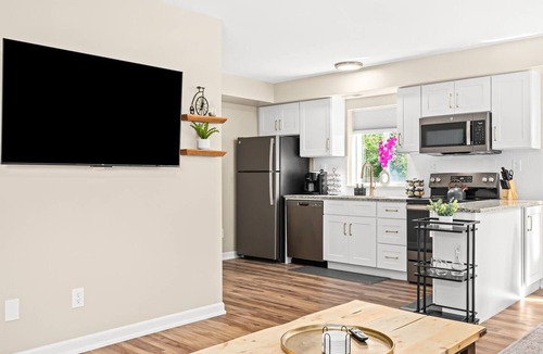 Roseville Apartment | Spacious 1BR Flat w/King Bed & Workspace