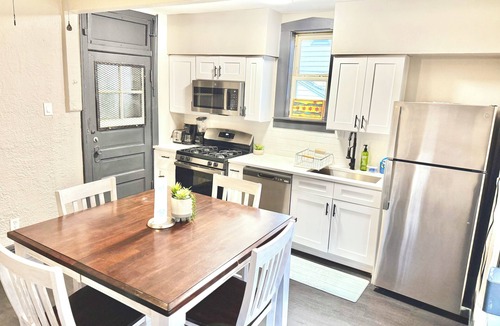 Gage Park Apartment | Spacious 1BR - Free Parking, Golf & Midway Access