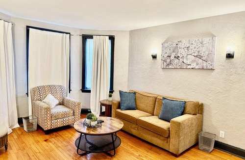 Gage Park Apartment | Spacious 1BR - Free Parking, Golf & Midway Access