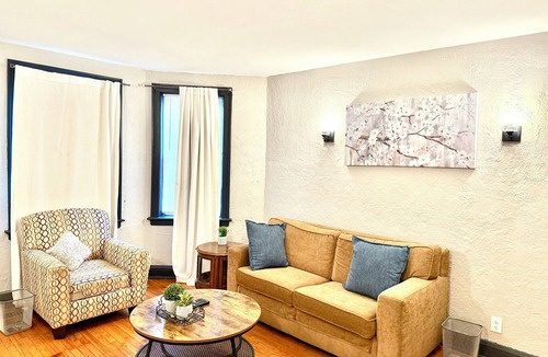 Gage Park Apartment | Spacious 1BR - Free Parking, Golf & Midway Access