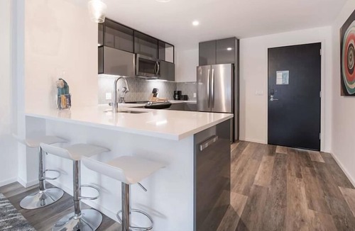Shawmut Apartment | Spacious 1BR | Full Kitchen | Work Desk & WiFi | by GLS