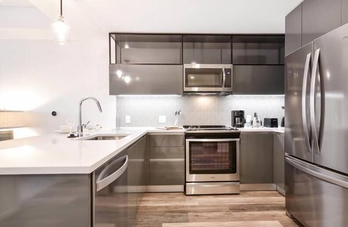 Shawmut Apartment | Spacious 1BR | Full Kitchen | Work Desk & WiFi | by GLS
