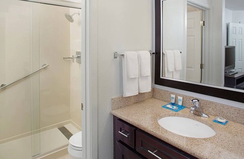 Las Colinas Hotel | Spacious 1BR King w/Pool Access 1 mile from Irving Convention Center