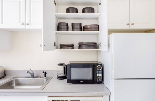 North Brookline Apartment | Spacious 1BR steps from Cooldige Corner in Brookline, by Blueground