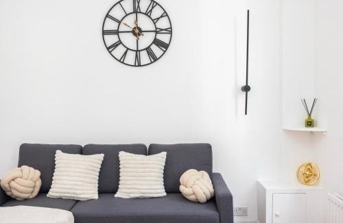 Riverside Apartment | Spacious 1BR Steps from London Bridge & The Shard