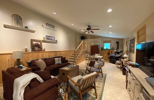 Norwich Apartment | Spacious 1st Floor Carriage House Waterfront Retreat