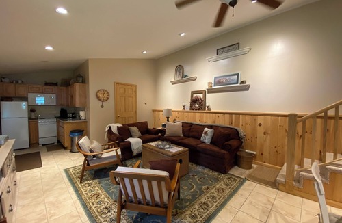 Norwich Apartment | Spacious 1st Floor Carriage House Waterfront Retreat