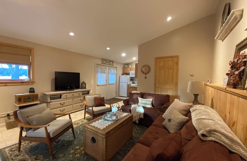 Norwich Apartment | Spacious 1st Floor Carriage House Waterfront Retreat