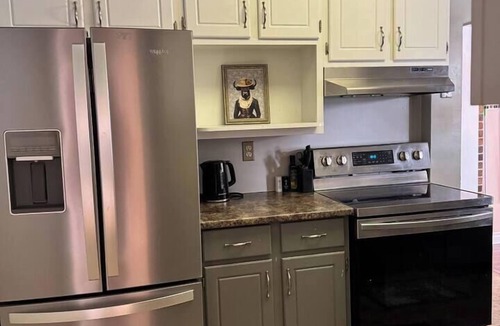 London House | Spacious 2-BD House Near Fanshawe College & LHSC