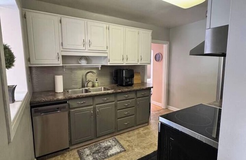 London House | Spacious 2-BD House Near Fanshawe College & LHSC