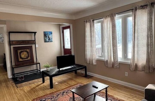 London House | Spacious 2-BD House Near Fanshawe College & LHSC