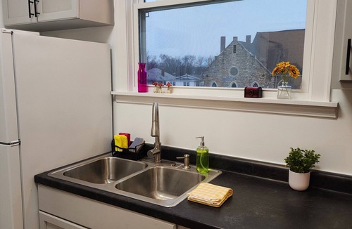 Downtown Apartment | Spacious 2 BDR Downtown Apt, Pet Friendly, Lg Kitchen, 2 Blks From State Capitol