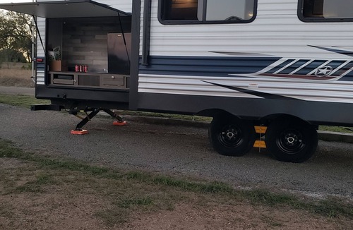 Belton House | Spacious 2 bed 1.5 bath RV