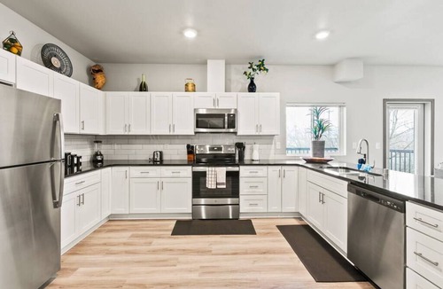South Perry District Apartment | Spacious 2 bed 2 bath apt by Downtown Spokane!