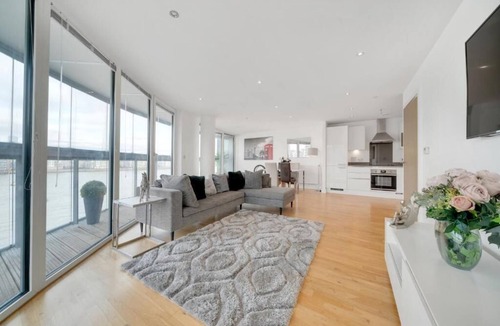 Greenwich West Apartment | Spacious 2-Bed 2-Bath Apartment with River Views Ideal for Long Stays