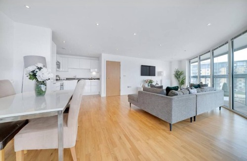 Greenwich West Apartment | Spacious 2-Bed 2-Bath Apartment with River Views Ideal for Long Stays
