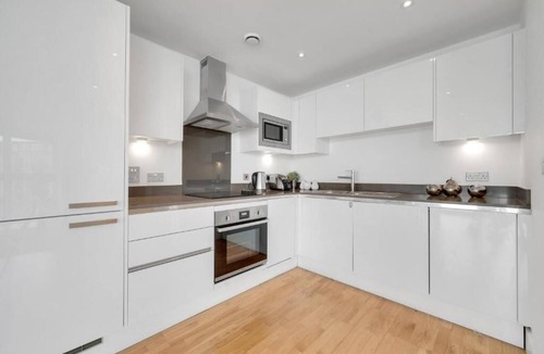 Greenwich West Apartment | Spacious 2-Bed 2-Bath Apartment with River Views Ideal for Long Stays