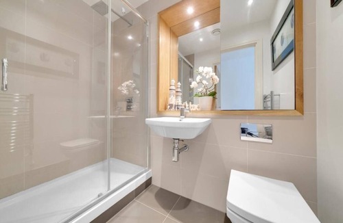 Greenwich West Apartment | Spacious 2-Bed 2-Bath Apartment with River Views Ideal for Long Stays