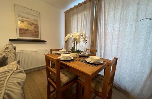 Horley Apartment | Spacious 2 Bed, 2 Bath Apartment by MCF
