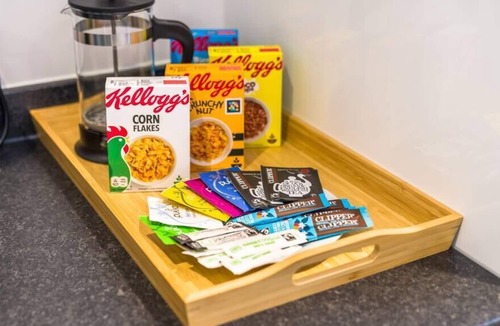 Redhill Apartment | Spacious 2 bed 2 bath apt in Redhill w/ balcony