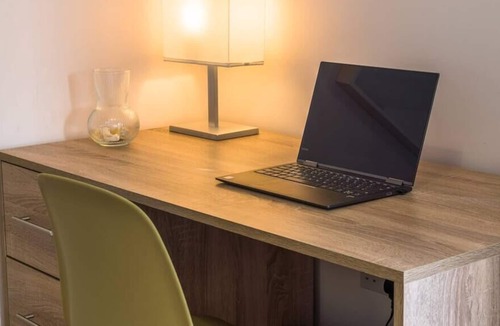 Redhill Apartment | Spacious 2 bed 2 bath apt in Redhill w/ balcony