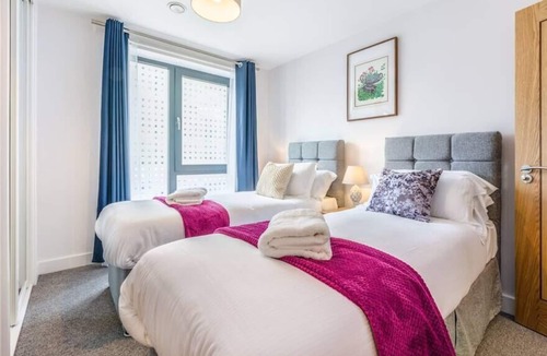 Redhill Apartment | Spacious 2 bed 2 bath apt in Redhill w/ balcony