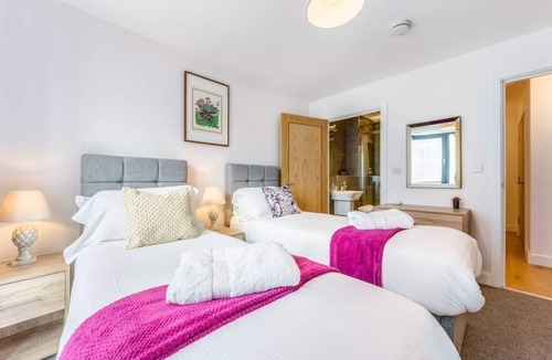 Redhill Apartment | Spacious 2 bed 2 bath apt in Redhill w/ balcony