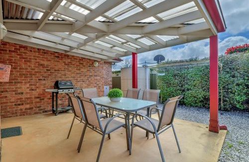 Orange Villa | Spacious 2 Bed, 2 Bath Villa, CBD Location