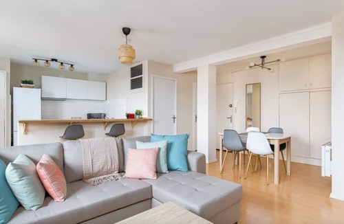 Toulouse Left Bank Apartment | Spacious 2-bed, A/C, paid street parking, balcony, city centre, by the river