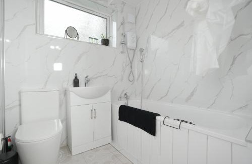 Sudbury Apartment | Spacious 2 Bed Apartment in Wembley Free Parking Sleeps 5 Families Contractors & Relocation