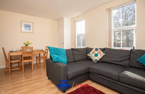 Cowley Apartment | Spacious 2 Bed Apt, sleeps 5
