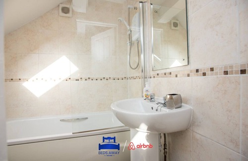 Cowley Apartment | Spacious 2 Bed Apt, sleeps 5