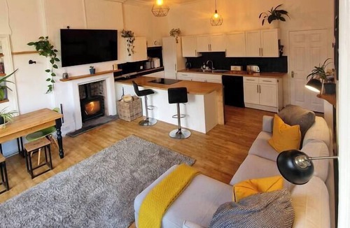 Exeter Apartment | Spacious 2 Bed/Bath Central Apt, Parking & Garden