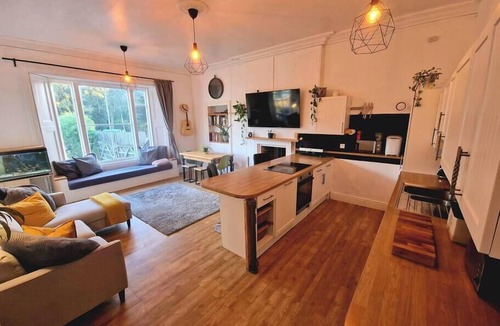 Exeter Apartment | Spacious 2 Bed/Bath Central Apt, Parking & Garden